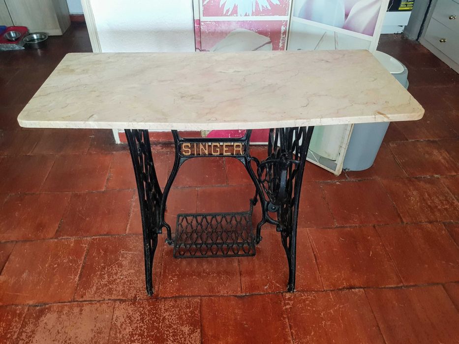Mesa de Apoio em pedra mármore, com pés de máquina Singer