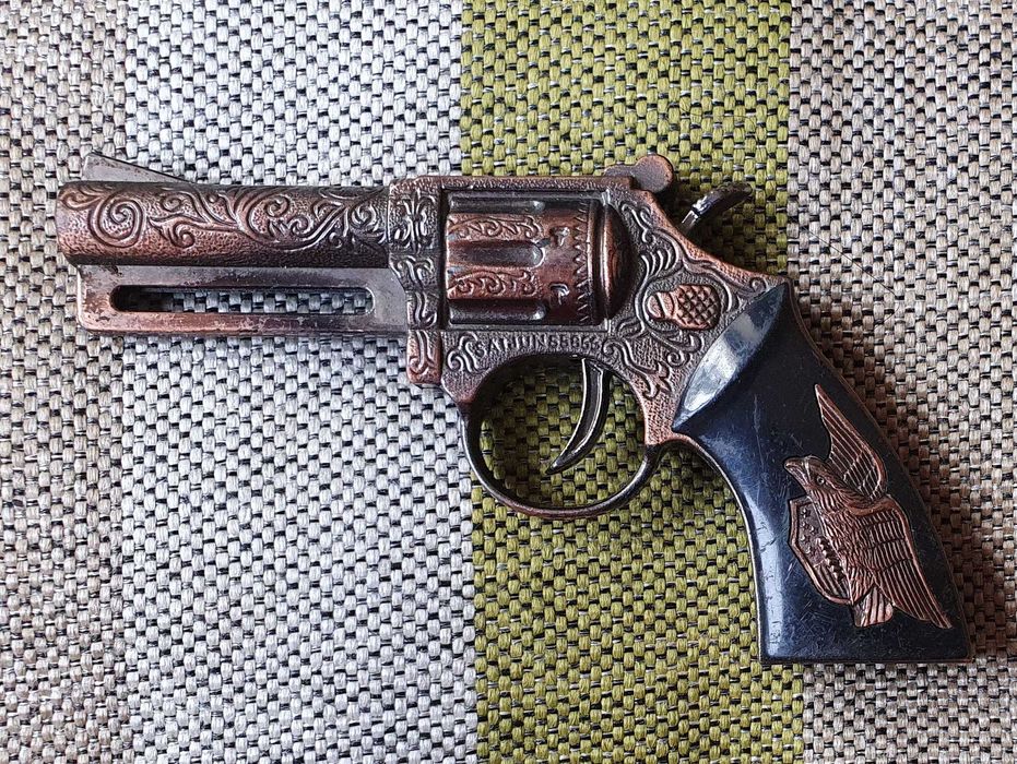 Pequena Pistola de fulminantes e Isqueiro