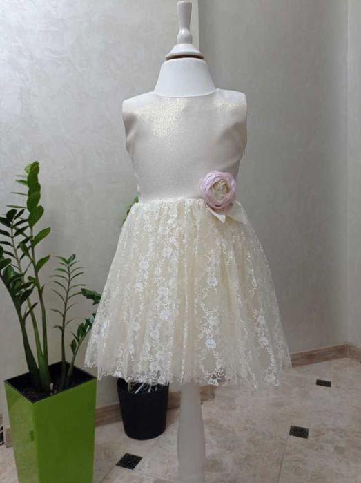 Надзвичайно красива ванільна сукня/плаття для дівчинки 5-6 р