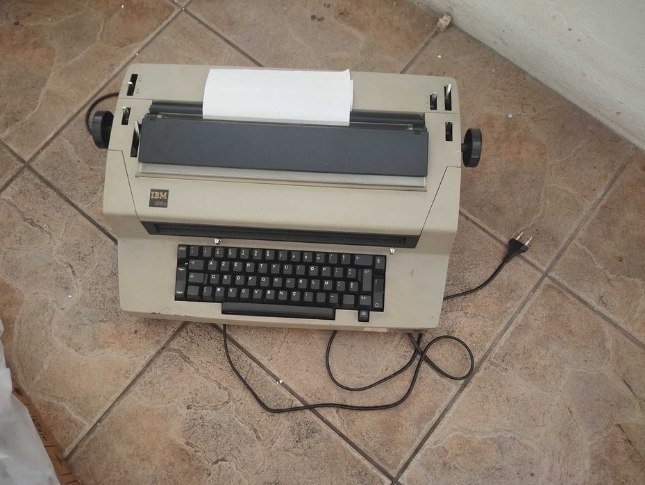 Maquina de escrever marca IBM