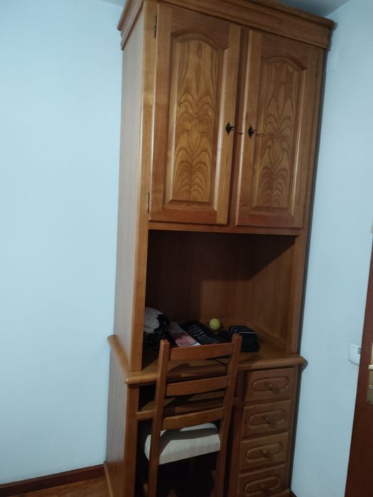 Quarto com móveis de apoio