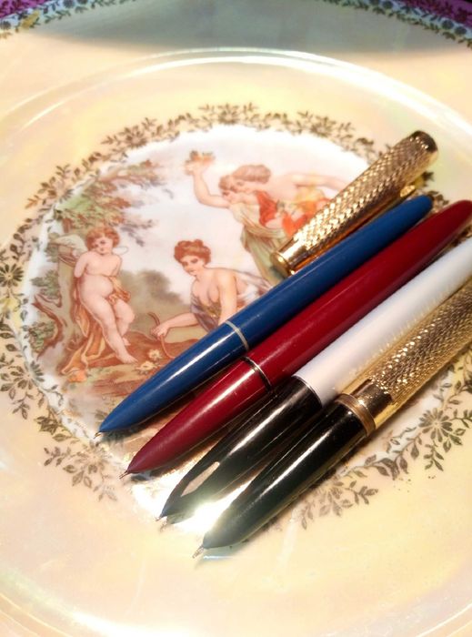 Ручки с золотыми и иридиевыми перьями, подстаканники