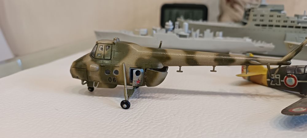 Сборные модели корабли и самолёты.