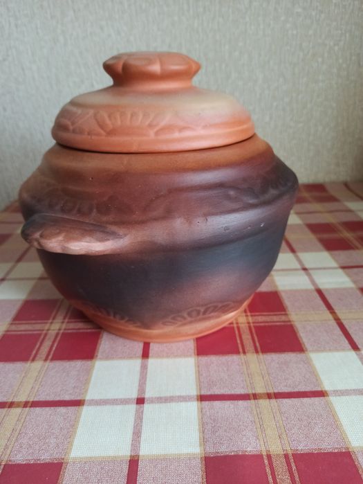 Глиняна кастрюлька для запікання.