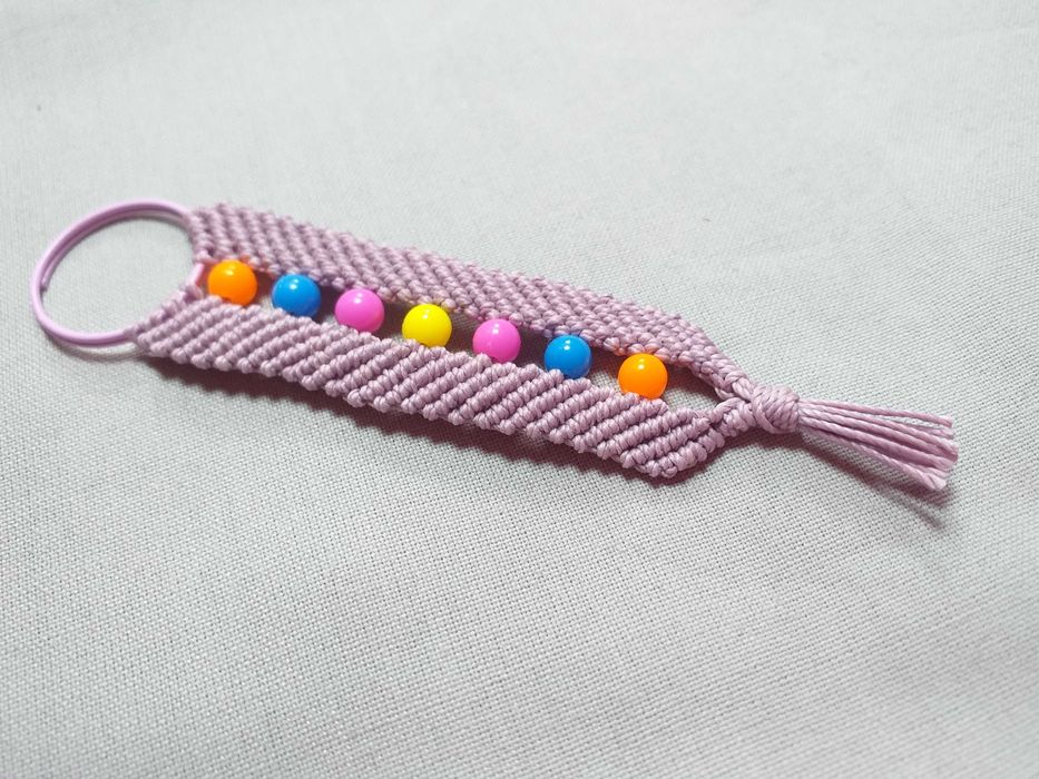 Porta-Chaves Lilás em Macramê com contas