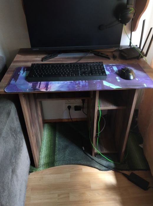 Стіл комп'ютерний.