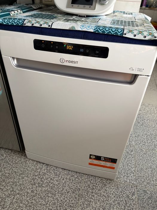 Máquina lavar loiça Indesit