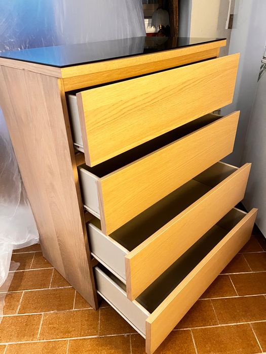 Cómoda MALM 4 gavetas carvalho, com tampo de vidro