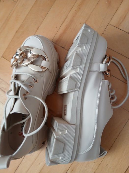 Bezowe półbuty  38 z dekoracją i wiazaniem