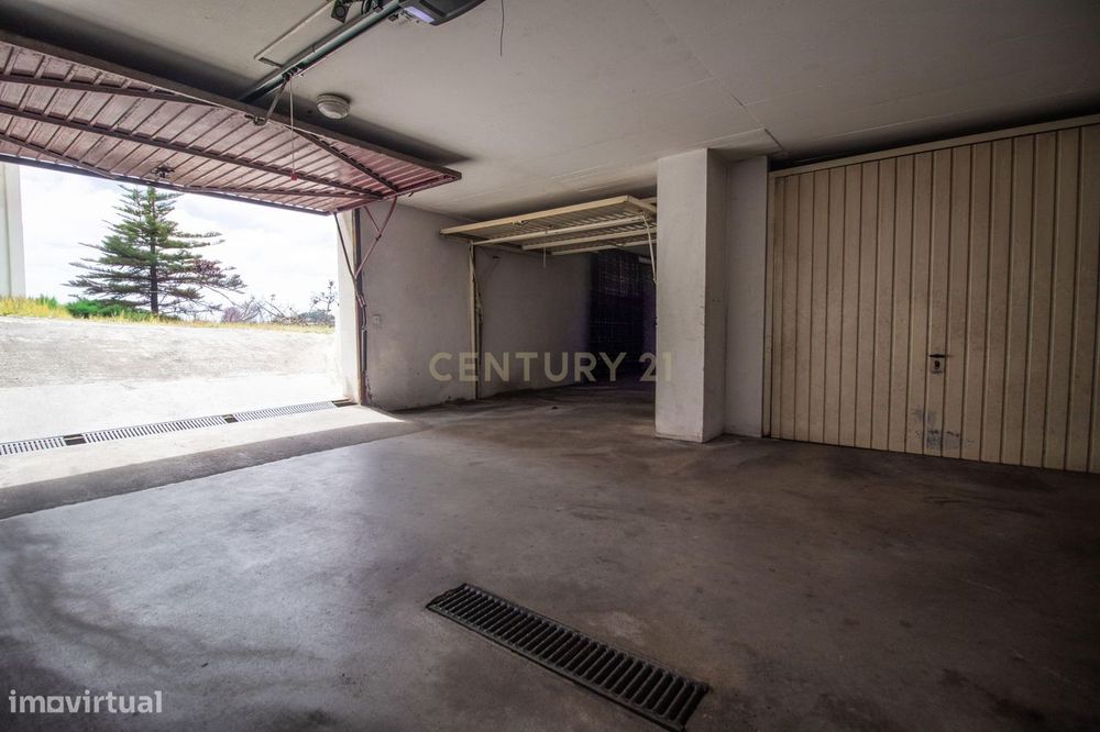 Garagem — Urbanização Vale Pereiro, em Tavarede, Figueira da Foz