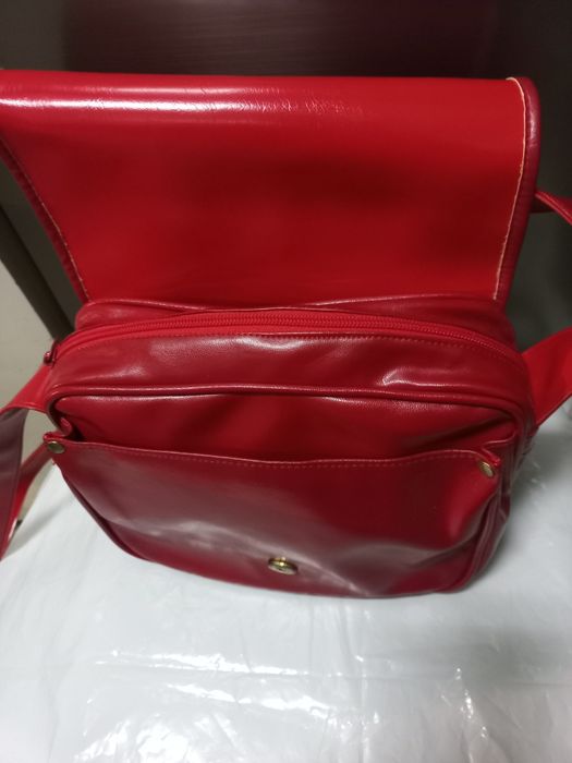 Mala de senhora vermelha com fecho e alça tiracolo