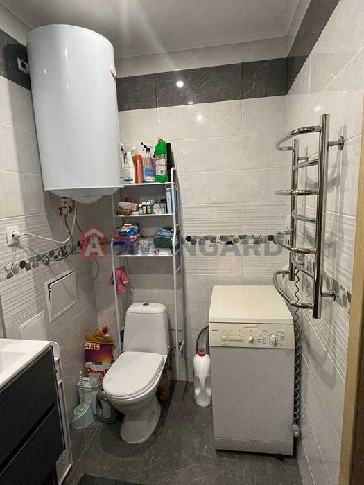 Продається 2-кімнатна повнометражна квартира, вул. Гостинна