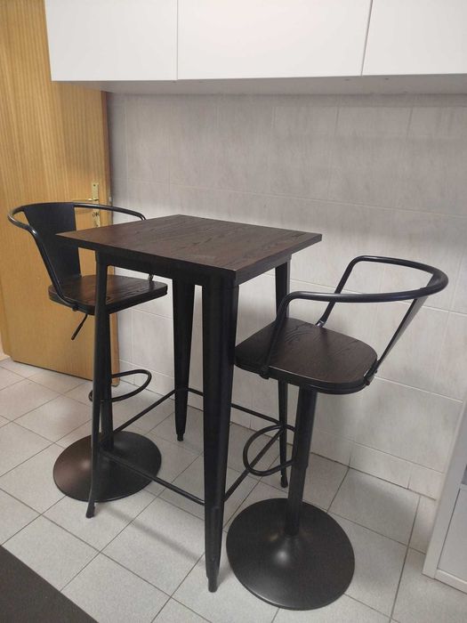 Conjunto mesa de cozinha alta + 2 bancos — Madeira e metal