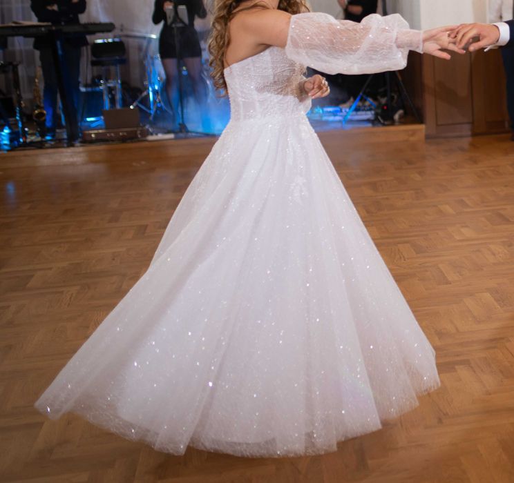 Suknia Ślubna z rękawkami, zdobiona perłami.