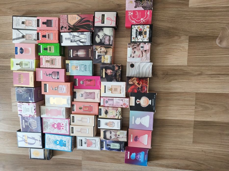 Karton różnych perfum