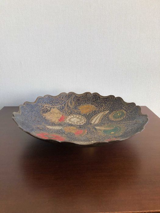 Patera metalowa , malowana ręcznie .