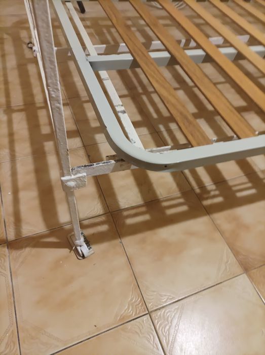 Cama de ferro antiga