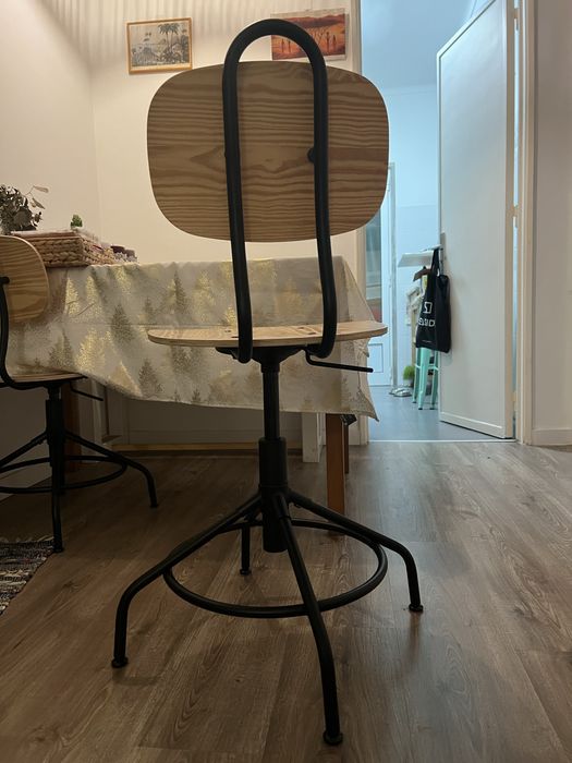 2x Cadeiras de metal com assento e encosto de madeira