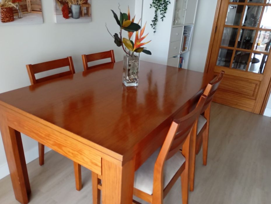 Mesa de Jantar extensível em madeira maciça (até 2,30m) + 4 cadeiras