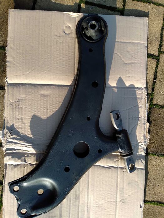 Оригинальный рычаг нижний левый в хорошем состоянии Lexus RX,Toyota...