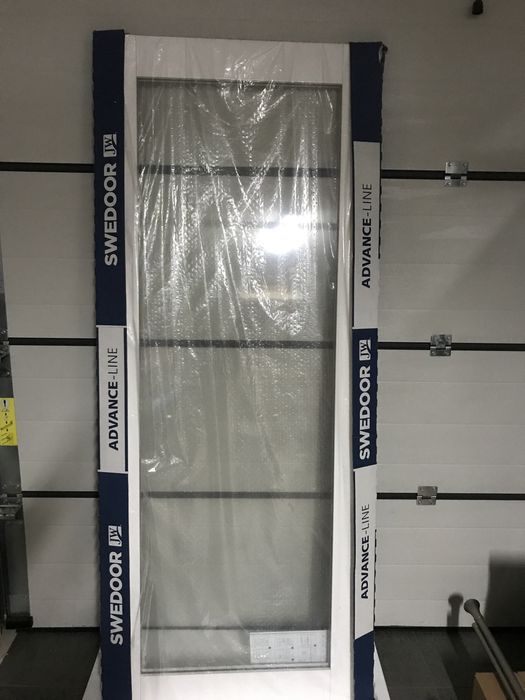 Wewnętrzne białe drewniane drzwi 90x210. Szklane.