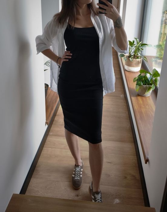 Czarna sukienka midi Basic dopasowana Zara
