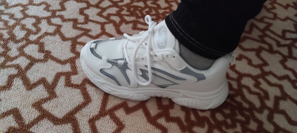 Кросівки нові білі