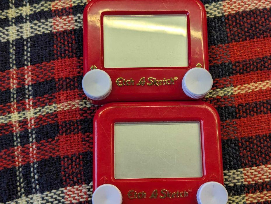 игрушка для рисования Etch A Sketch Pocket (карманная версия)