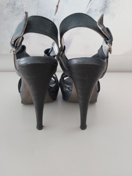 Sandálias em pele Gianna