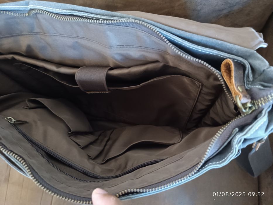 Mala transversal tipo carteiro em pele e lona