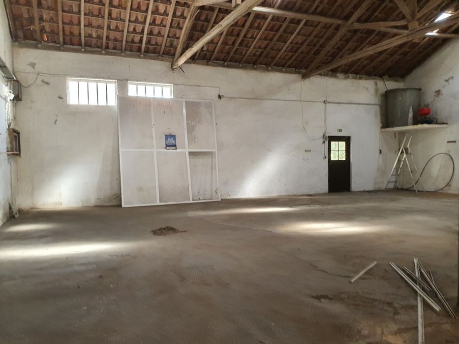 Arrenda-se Armazém 700m2