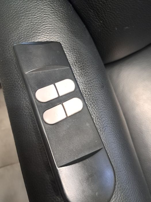 Fotel pionizujący skórzany czarny wyrzutnia- ułatwiający wstawanie