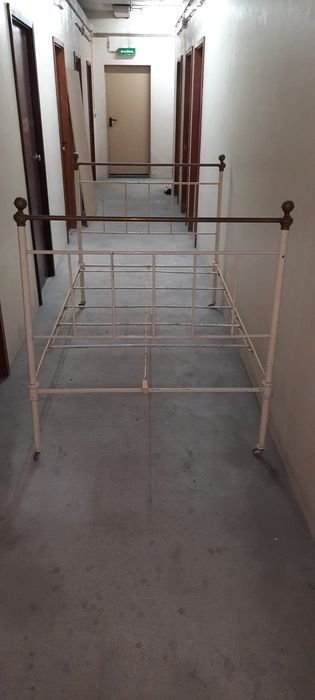 Cama de metal em bom estado