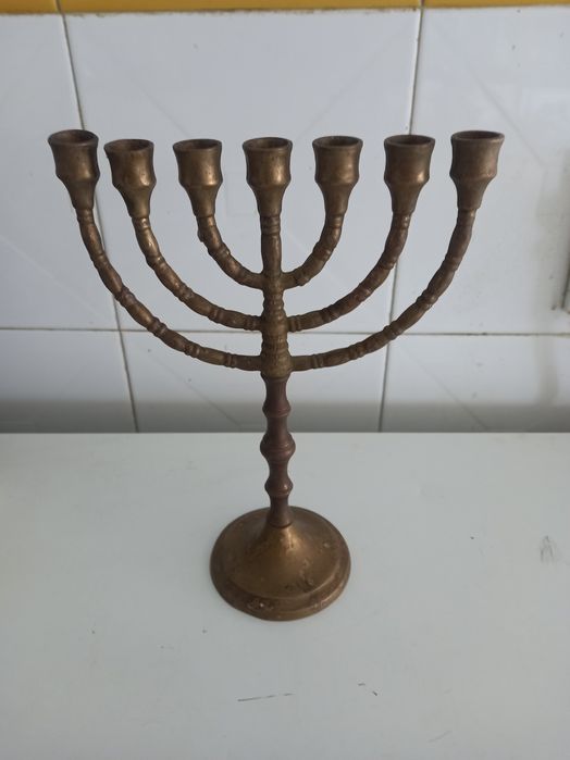 Candelabro de latão.