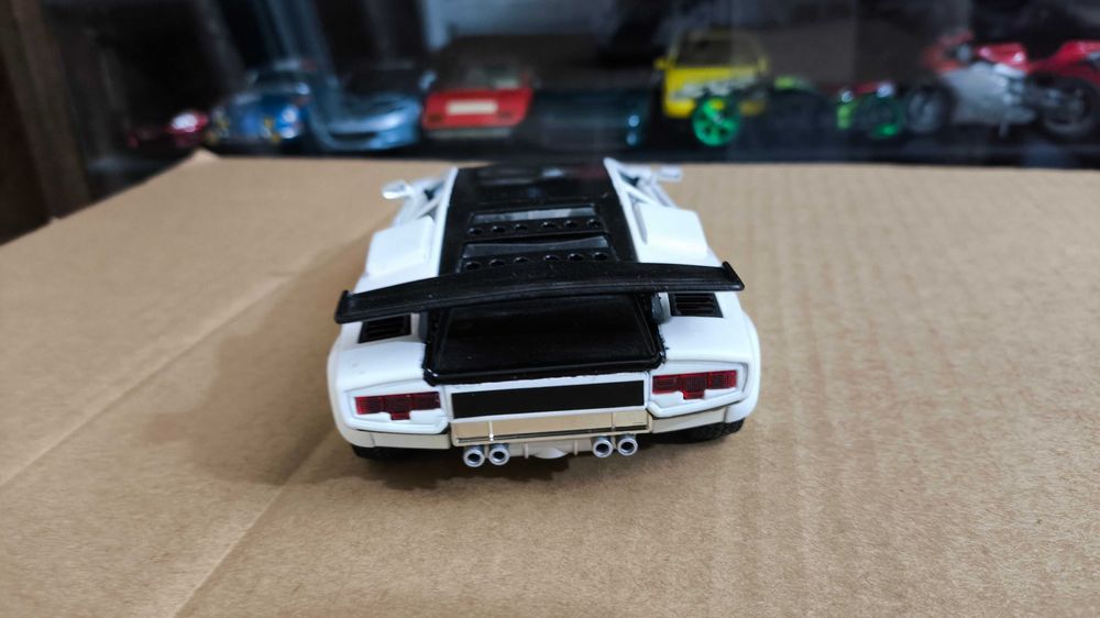 Машинка, модель, іграшка 1/24 Lamborghini Countach 1988 Bburago: 1