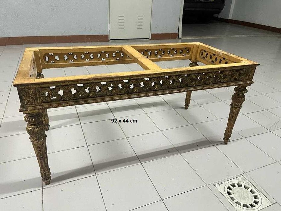 Mesa dourada sem tampo