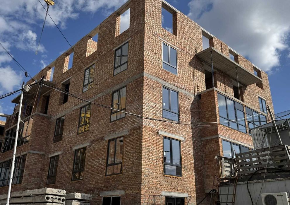 45580 ОДНОКІМНАТНА КВАРТИРА 37.9 м², вид на проспект Миру, 8 поверх з 8, район Виставка
