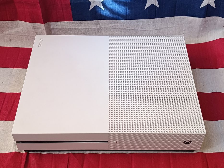 Xbox one s 1tb з двома джойстиками