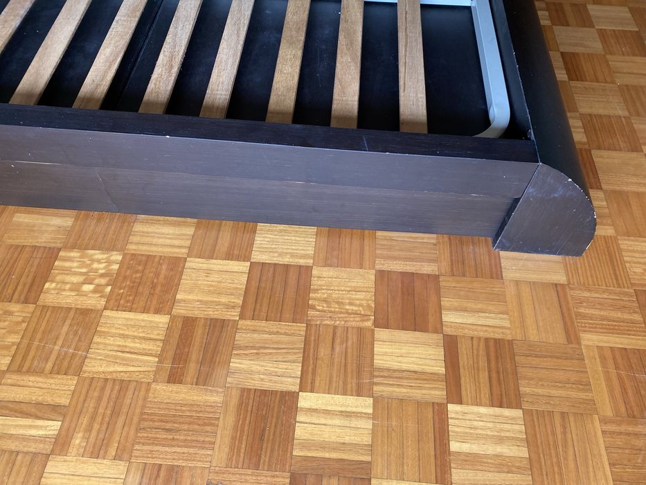Cama de casal com 2 cabeceiras e 2 mesinhas de cabeceira wengue e carvalho