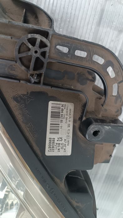 Vendo farol esquerdo de Peugeot 207 ano 2006/09