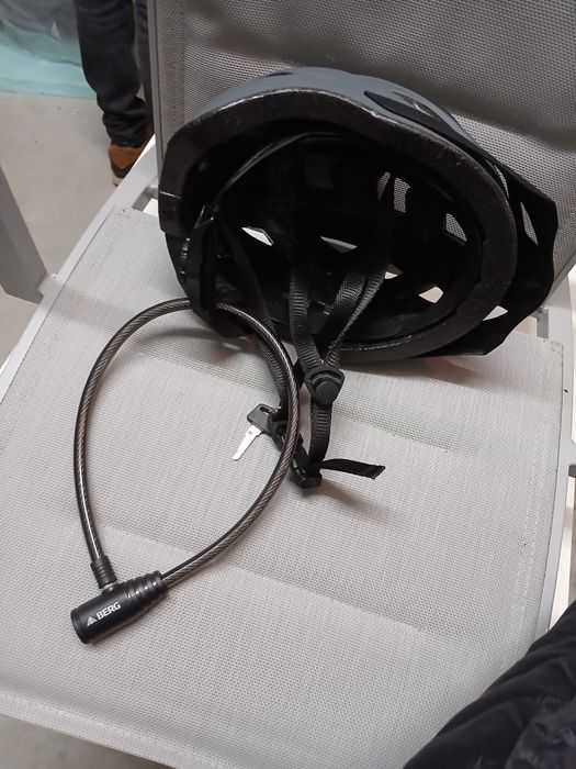 Capacete e cadeado de bicicleta berg