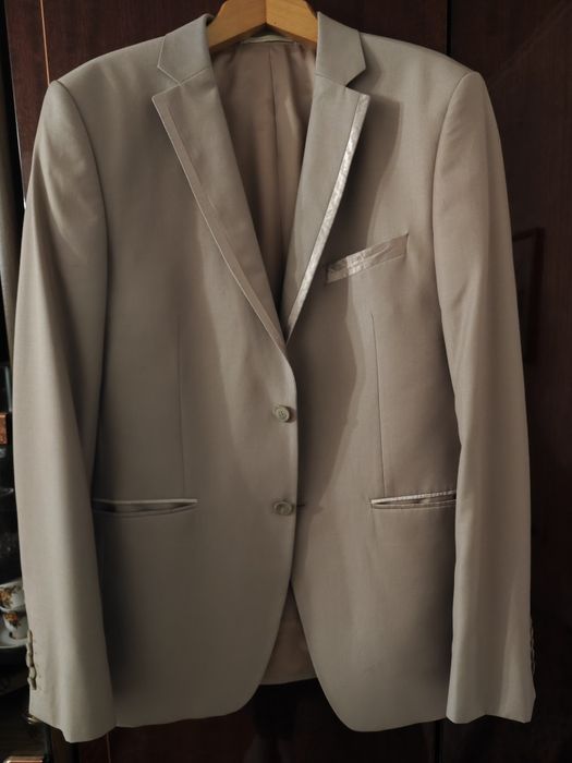 Продам бєжевий костюм