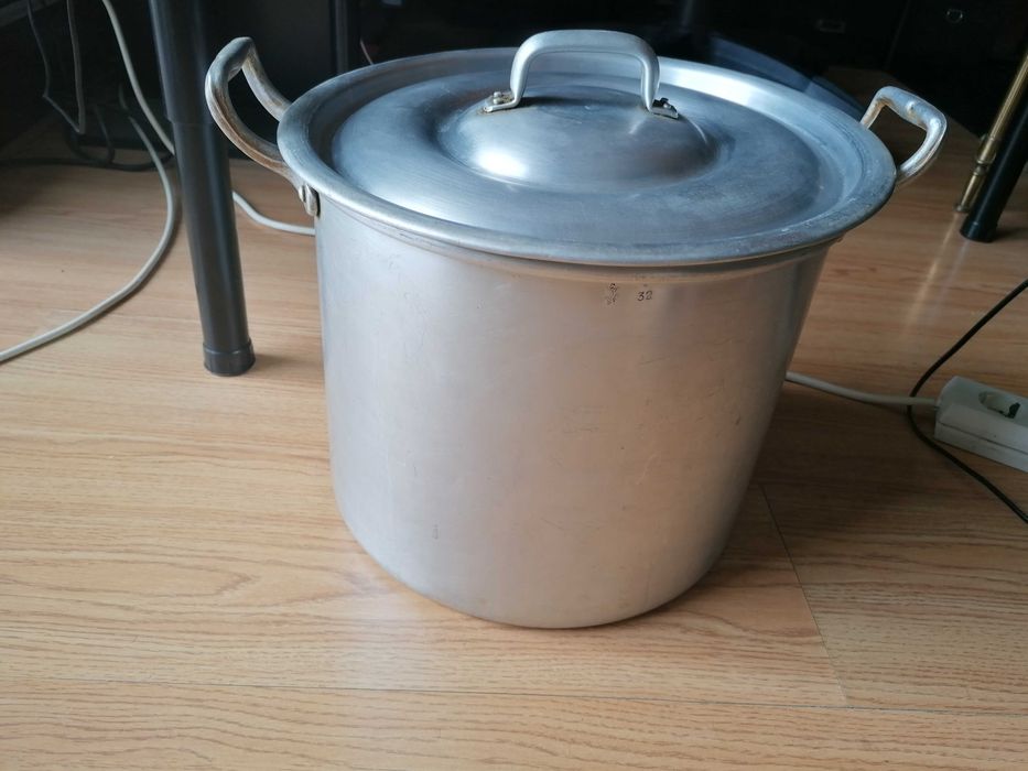 Panela muito grande em alumínio