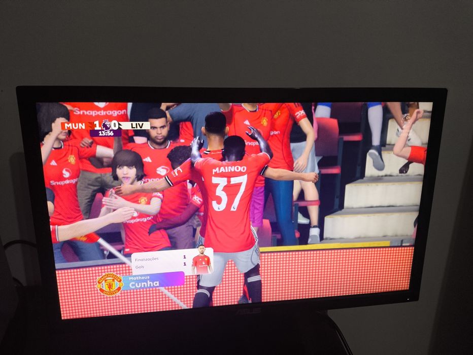 Playstation 5 com comando e cabos