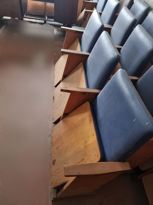 Крісла секційні , складні для глядацьких , актових залів .