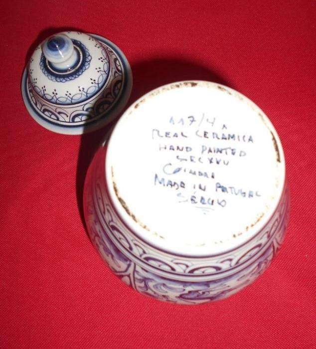 Pote da Real Cerâmica, Coimbra, PINTADO À MÃO e assinado pelo artesão.