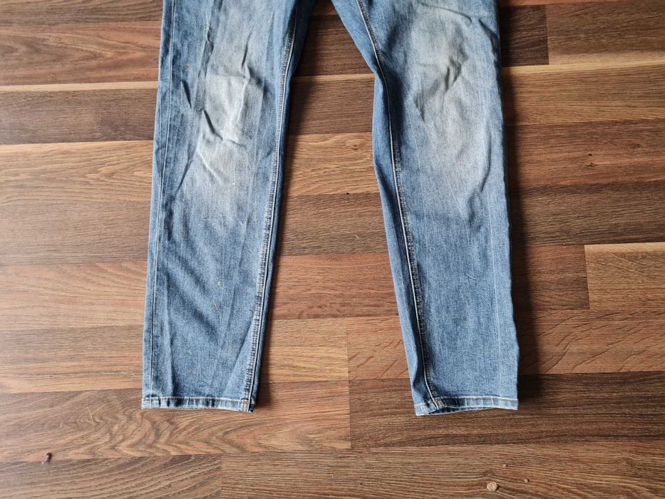 Jeansy regular z przetarciami Diverse r. 32