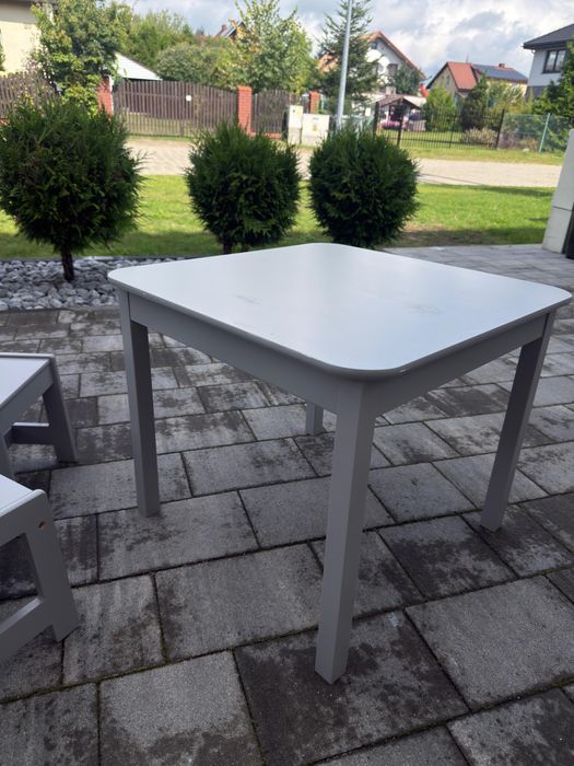 Zestaw mebli dziecięcych – 8 stolików i 15 krzesełek