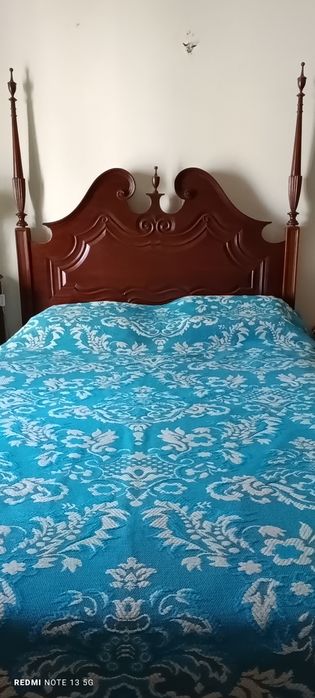 Cama casal em madeira