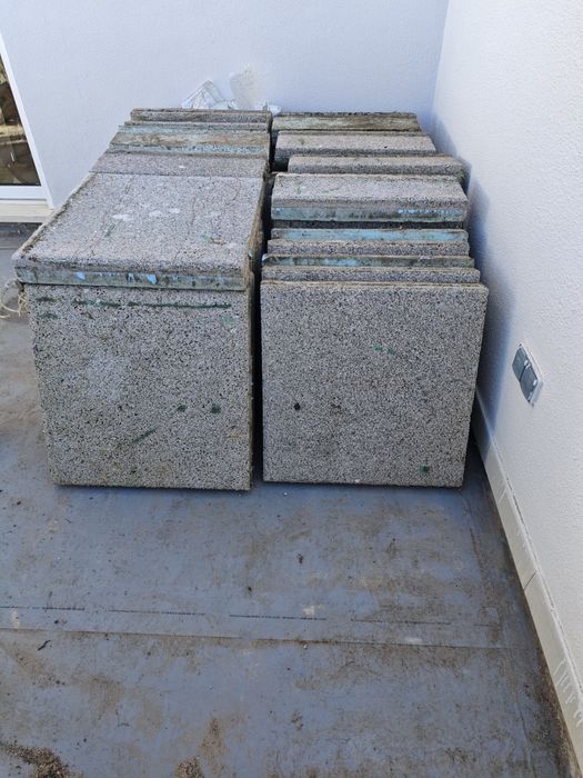 Lajeta térmica porosa